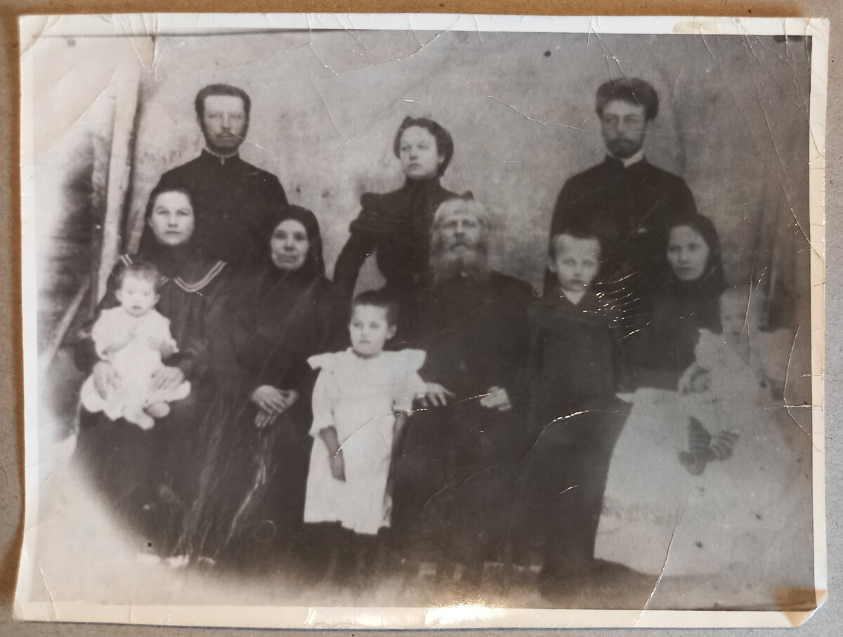 1903 г.. Башкирия, Карандельский р-н, село Байки. Семья Блинова Савватея Максимовича. Фото из семейного архива автора.