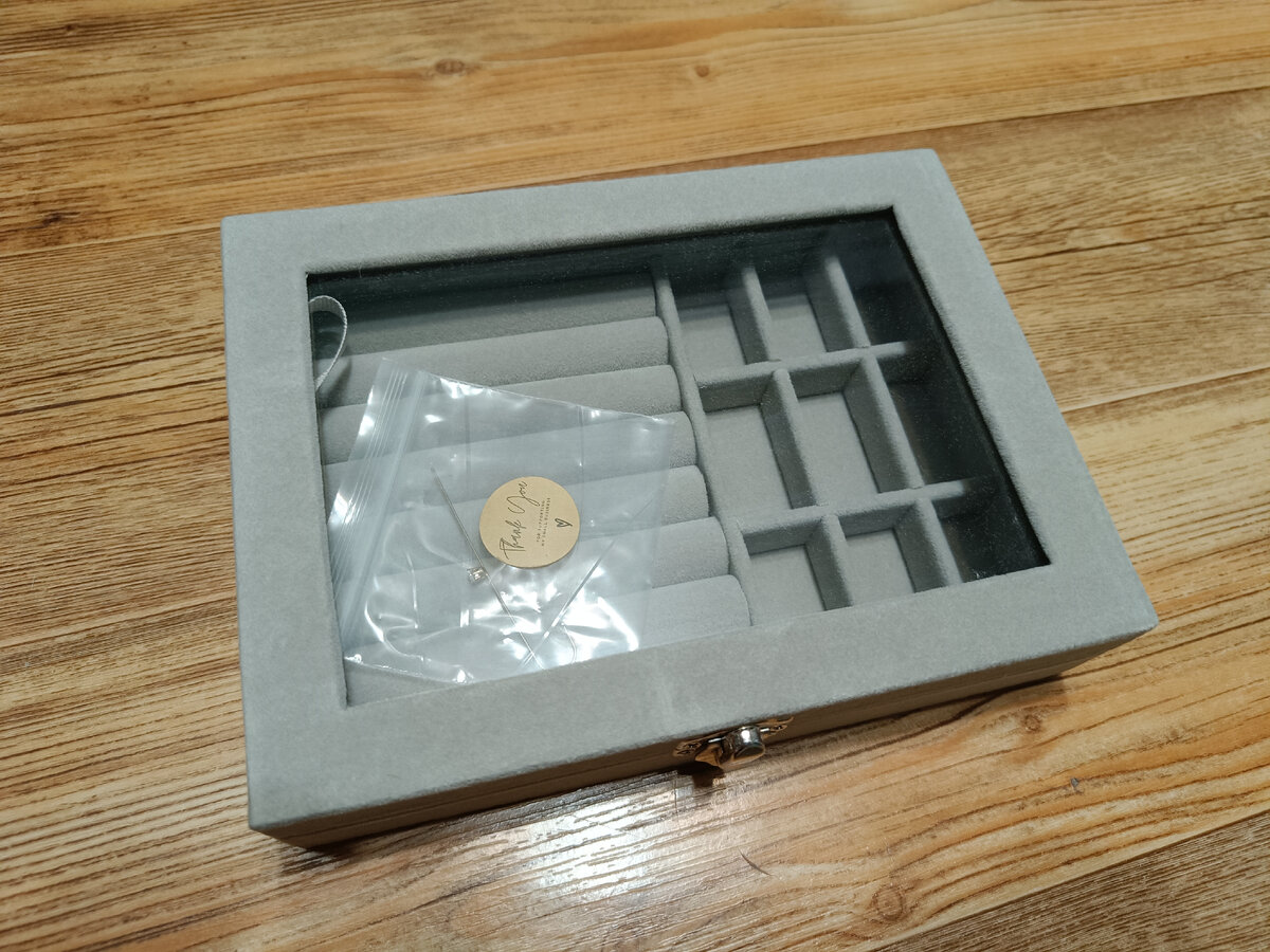 Продавец положил подарок