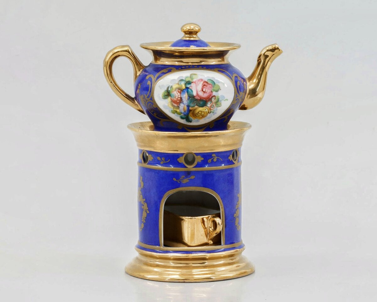Чайник с грелкой. Российская империя, Завод Сипягина (?), 1840-50 -е гг., высота чайника 13,0 см.; высота подставки 12,3 см. https://ru.bidspirit.com