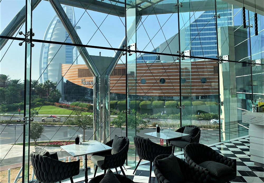 Из окна виден отель «Бурдж Аль-Араб»