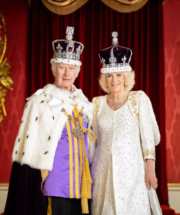 Официальные коронационные портреты короля Чарльза и королевы Камиллы. Фото Хьюго Бернард.