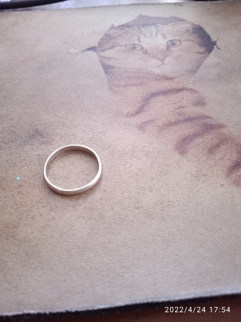 --Катись - катись колечко на  крылечко...Так оно и есть, просто не поверите, я до сих пор удивляюсь. Как же так может быть, а значит есть чудеса на свете. Как в сказке. Раньше до колечко, у меня постоянно была дикая усталость. Мне все время хотелось спать. Если легла моя голова на подушку, всё глаза уже спят. Что я только не делала и повышала гемоглобин, тут же падал. И так постоянно, пока не нашла колечко, не простое, а золотое. Я как - то пришла с работы. Возле подъезда у всех стоят лавочки. Сумки поставила на лавочку, чтоб взять ключ от квартиры и к нему прикреплен домофон. Тут, я чего - то решила сеть, посидеть на лавочке. Погода хорошая стояла, тепло. Гулять бы, да гулять, так тянет домой-спать, зовет подушка. Сижу. И тут мне мысли, мой голос говорит:«Посмотри вниз». Ну, я и поглядела. И я увидала возле лавочки колечко, белое колечко. Потом я узнала, что это белое золото. Я точно помню, когда ключи доставала, ничего не было возле лавочки. Как оно оказалось? Кто потерял? Я взяла колечко. Мысли мне говорят:«Надень». Я послушалась и надела. Вы просто не поверите, сколько было у меня энергий, я готова была весь дом перевернуть. Сразу появились столько силы. Мне даже спать расхотелось. Я конечно, предупредила жильцов дома: «Кто будет плакать по кольцу, обращайтесь ко мне. Верну». Я на работе девчатам похвасталась, что нашла белое кольцо. Одна коллега сказала, что чужие кольца носить нельзя. Ну, конечно, я понимала, что она права. Я же не украла, а нашла да и людей-соседей предупредила. Я все таки сняла его. Как мне не хотелось,честно, с ним расставаться, я его полюбила с первого взгляда. И снова сон и снова меня тянет к подушке. Так я промучилась 2 дня, а мысли снова мне снова и снова говорят: «Надень колечко». Я не слушаюсь, нельзя же. Мысли, голос мой даже строго стал упорно говорить и требовать: «Надень колечко». Ну, я и надела. И я ожила. И до сих пор ношу. На этом история не заканчивается. Время идет, сестра моя подарила мне золотое колечко с камушками и надела его рядом с белым колечком. Так оно ни как не хотела принимать «нового гостя», оно явно сердилось, ни в какую не желала. выворачивала мой палец. сжимала его так, как будь - то оно мне мало. Тогда, я сама попросила колечко принять и полюбить его. И на этом колечко успокоилось и приняла "нового гостя". Вот и думаю, кто же мне подкинул волшебное колечко. Теперь как было раньше, я не страдаю. Полной силы энергии. Я думаю кто - то питался моей Энергетикой, а Всевышний сжалился надо мною и подкинул мне колечко, мою защиту. Вот такая история. Сколько историй читала про кольца. Обычно они приносят несчастья. а мне наоборот. Вот и верьте, а хотите не верьте. Дело ваше.