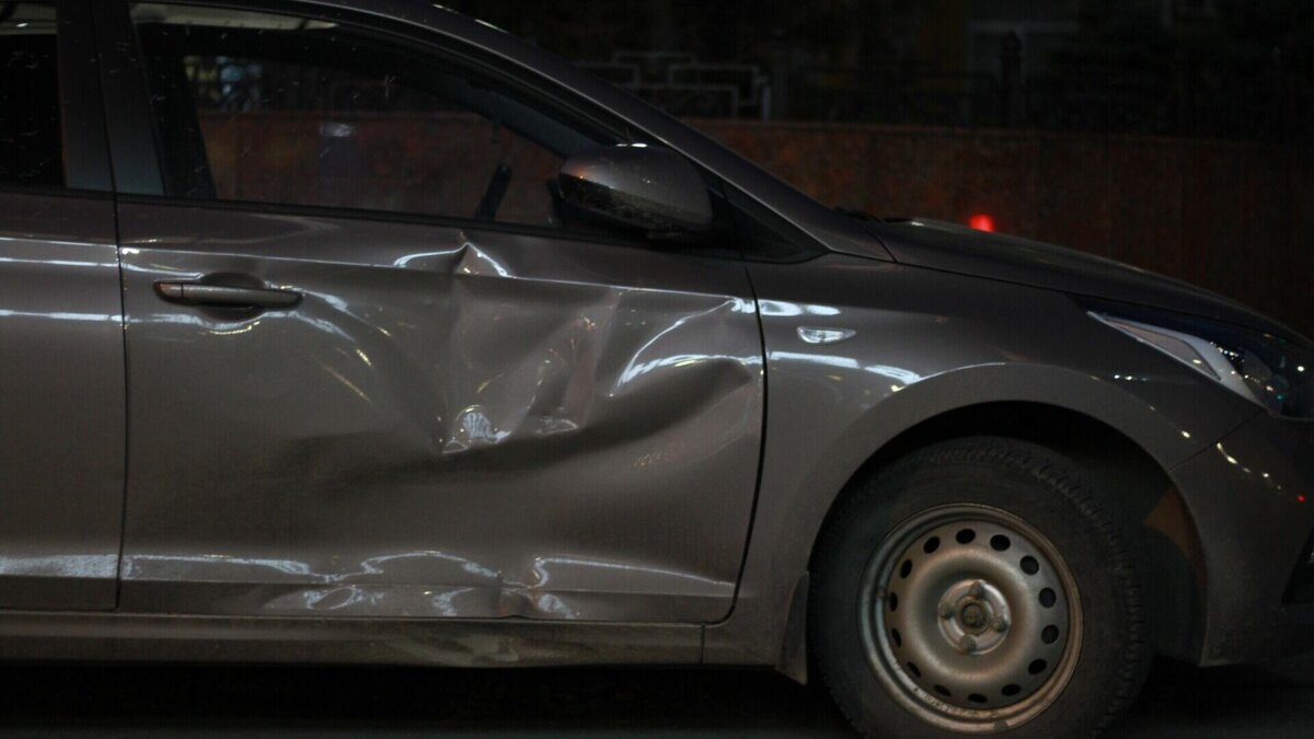     Водитель Toyota Vitz не пропустил машину Subaru Impreza на Фуникулере во Владивостоке. Виновник аварии перевернулся, а вот второй участник ДТП сбежал с места происшествия.