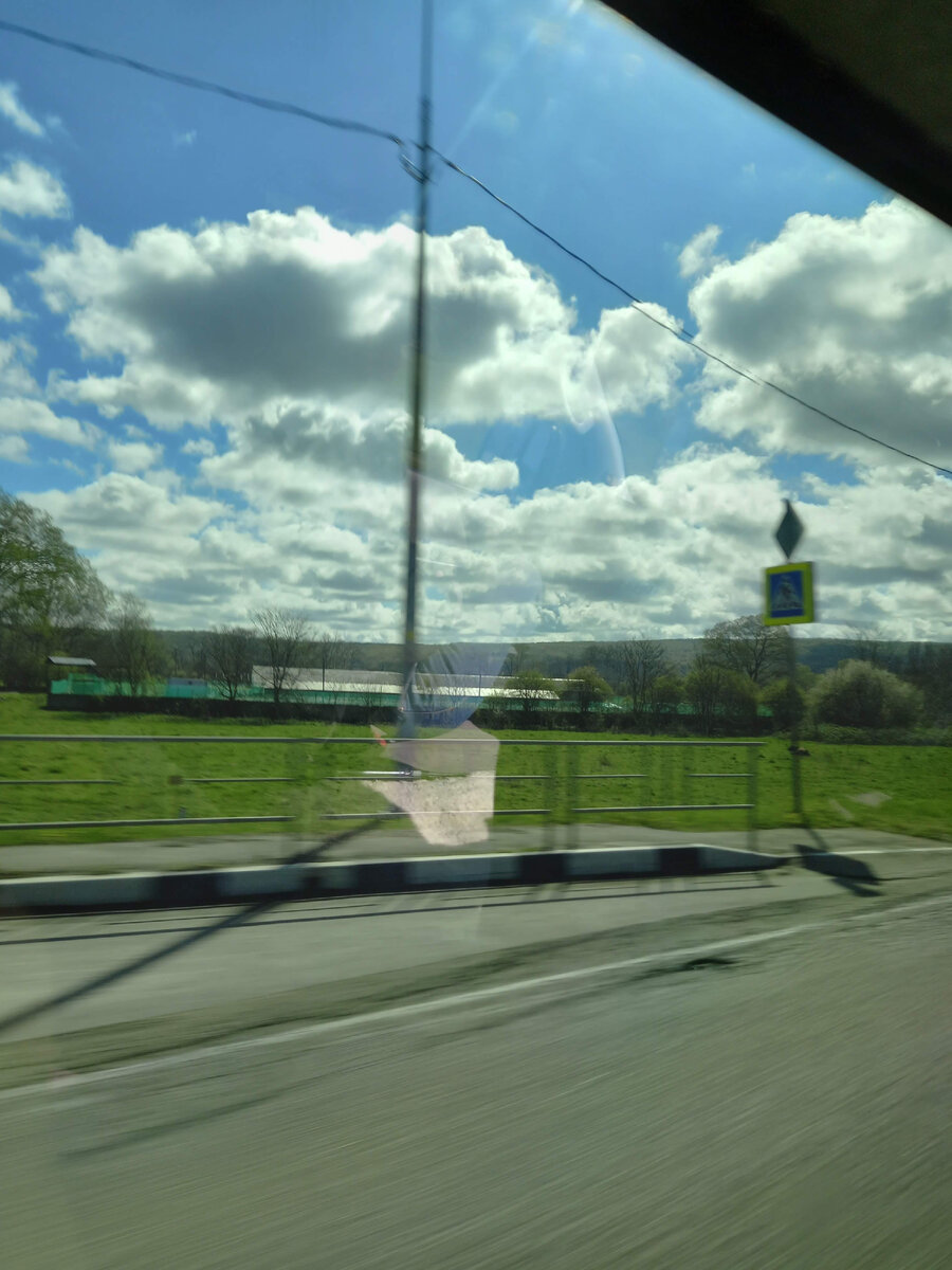 Чего  только  не придёт в голову по дороге. Мысли обо всем и ни о чём. 