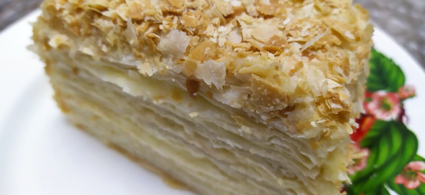 Чтобы приготовить популярный рецепт «Наполеон», необязательно много времени тратить на выпекание коржей. В магазине можно купить готовые, с помощью них время приготовления востребованного тортика сократится до 40 минут вместо 2-3 часов. По вкусу такой десерт ничем не будет отличаться от традиционного, но при этом он будет не энергозатратным и более экономичным.