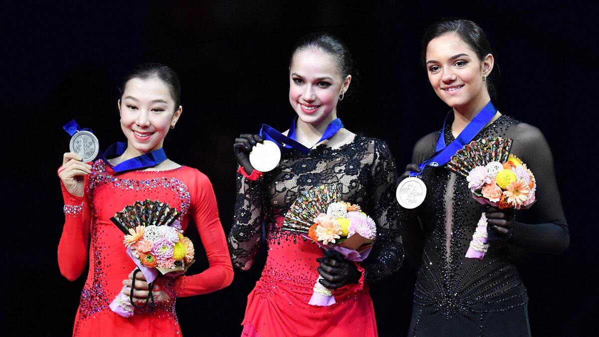    Элизабет Турсынбаева, Алина Загитова. Евгения Медведева на пьедестале чемпионата мира-2019 в Сайтаме. Фото: GLOBAL LOOK PRESS