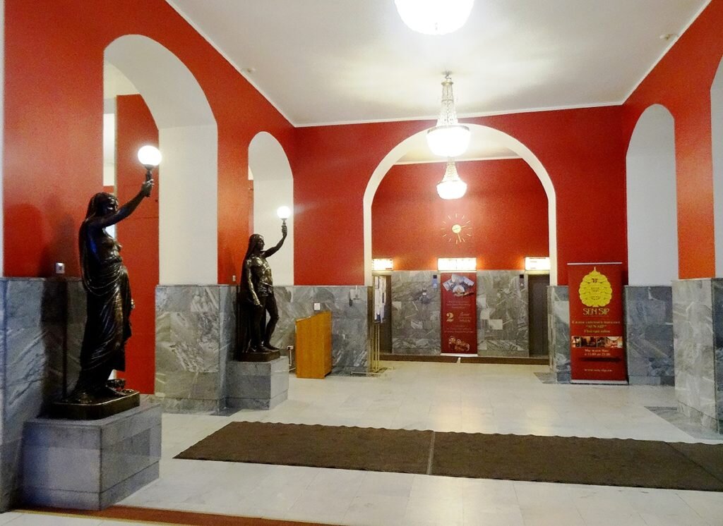 Вестибюль то ли гостиницы, то ли станции метро...