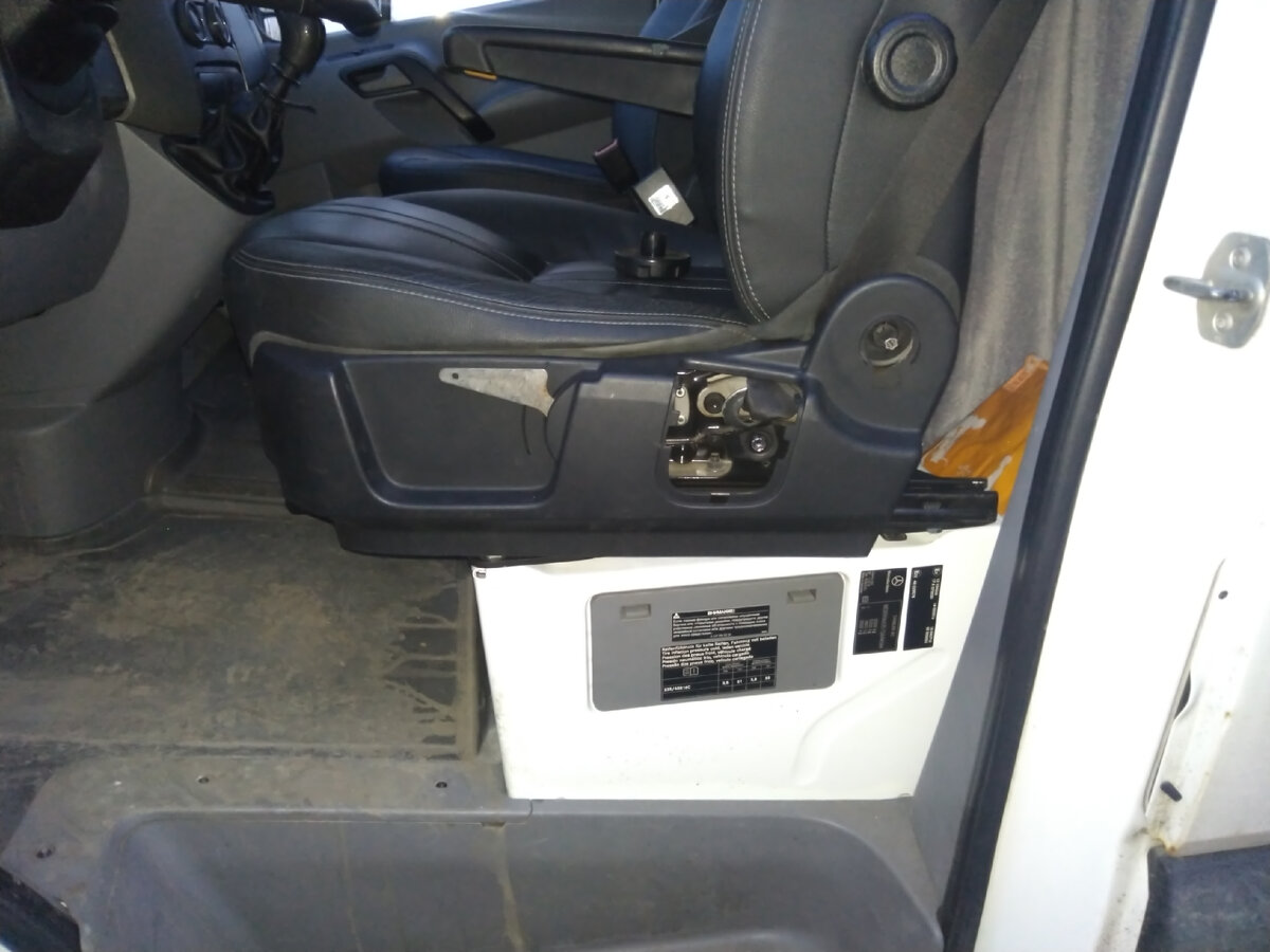 нижний край пластиковой обшивки не дает провернуть сидение - цепляет поворотную платформу