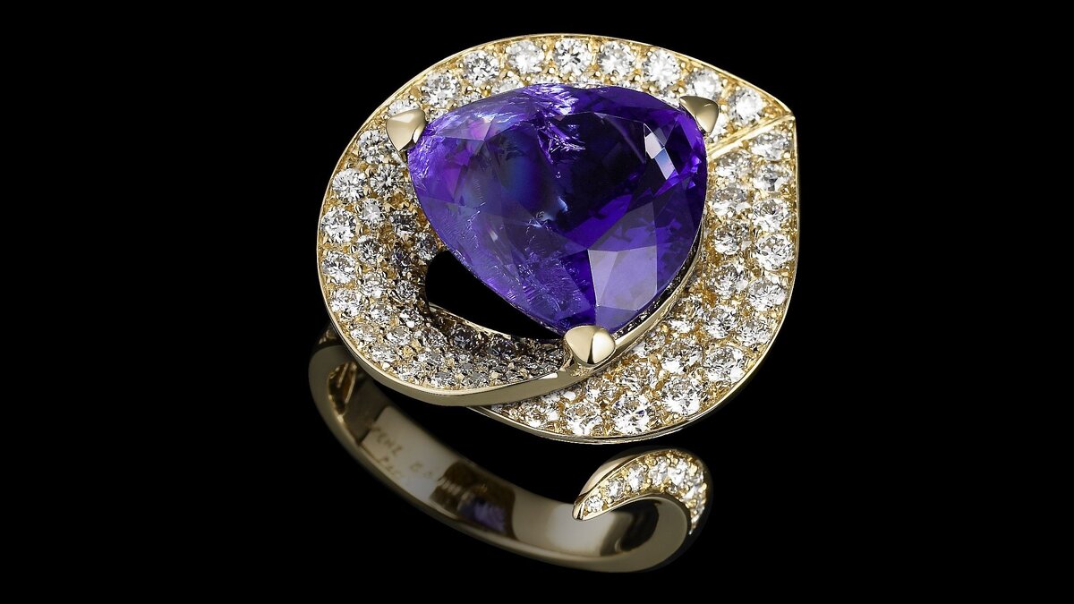 Драгоценный гороскоп на июнь 2023 года. Камень, покровитель для знака Рыбы – Танзанит. Видео о камне «Танзанит – синее сердце Африки» в подборке канала «Самоцветы». Фото в свободном доступе.