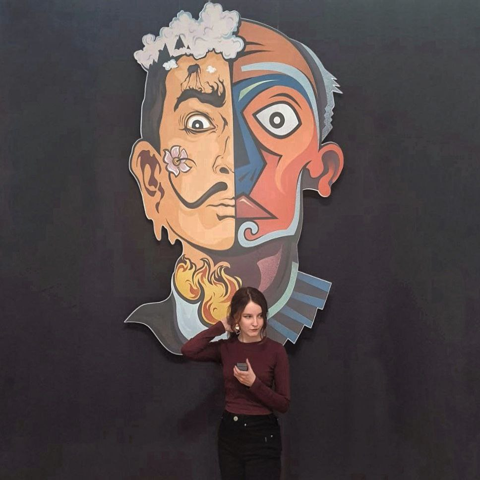 Ваша админ, на выставке работ Сальвадора Дали и Пабло Пикассо.