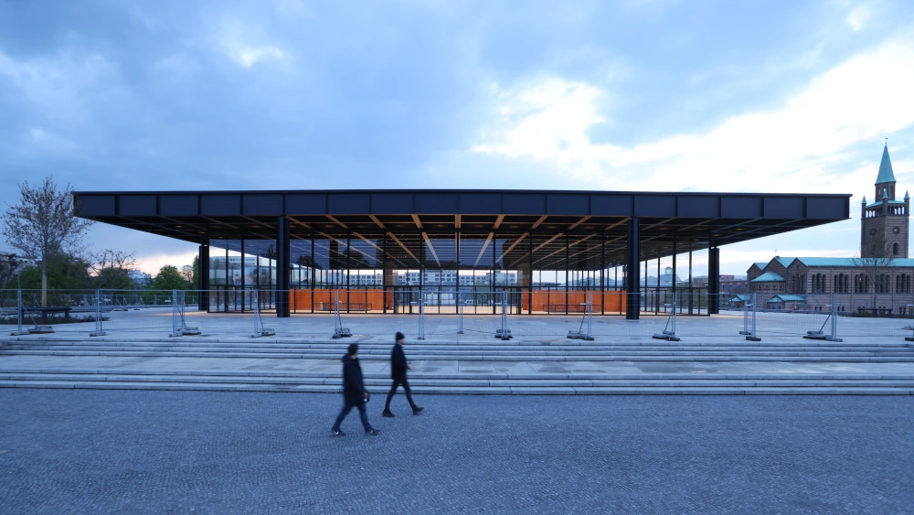    Saint Laurent проведет показ мужской коллекции в Новой национальной галерее в Берлине (фото 2)