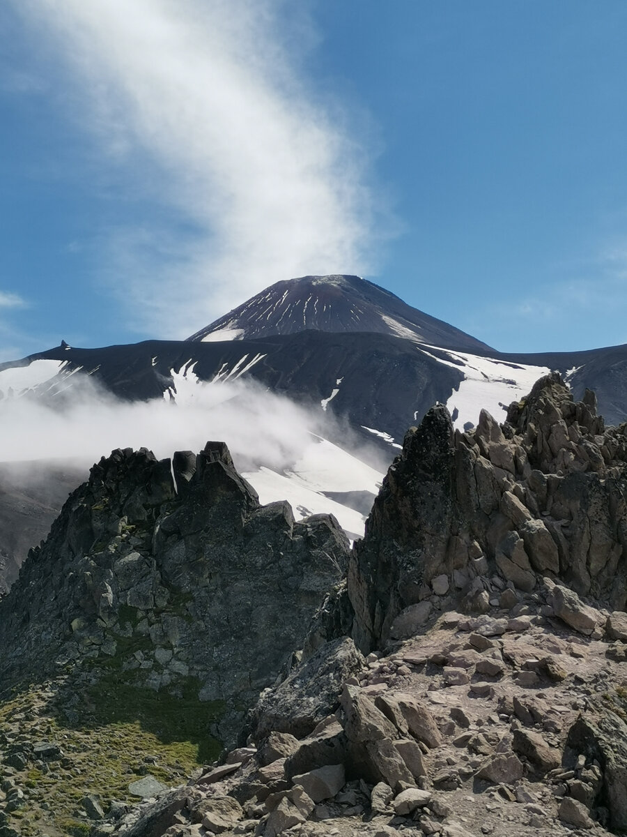 Авачинский вулкан на Камчатке прекрасен в любое время года 