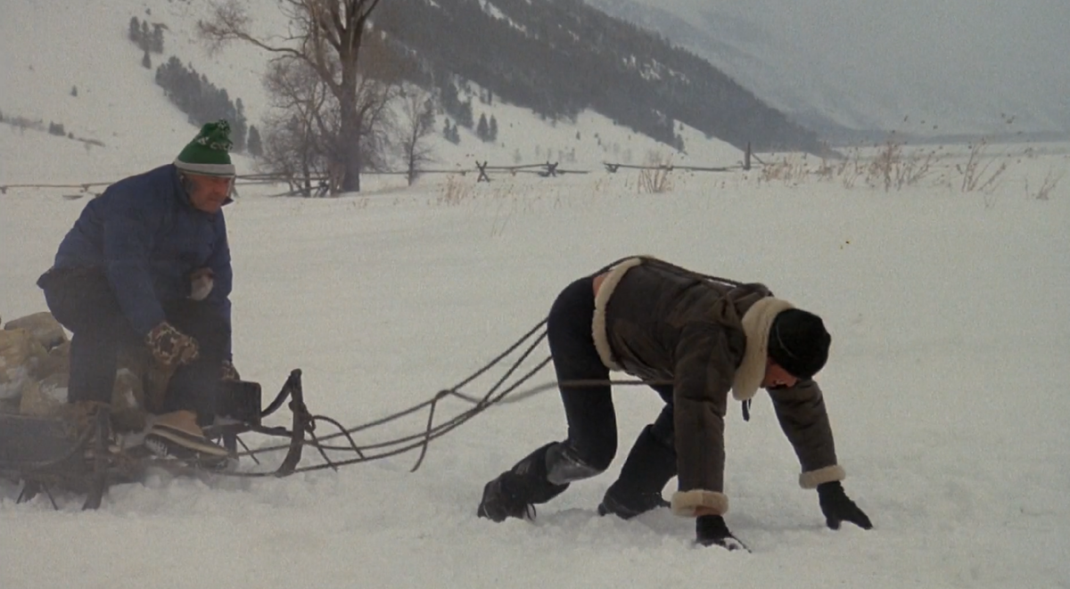 Рокки делает упражнения с дровами