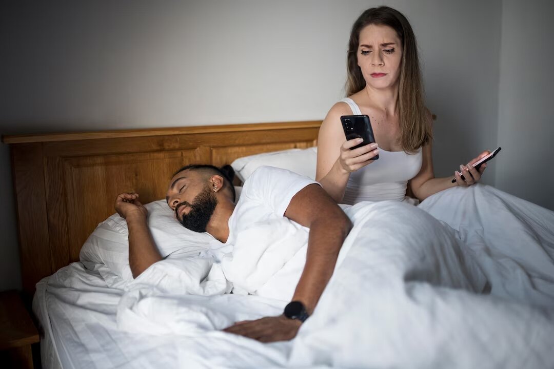 Изображение от <a href="https://ru.freepik.com/free-photo/woman-checking-her-boyfriend-s-phone-while-sleeping_15632044.htm#query=%D1%80%D0%B5%D0%B2%D0%BD%D0%BE%D1%81%D1%82%D1%8C&position=24&from_view=search&track=sph">Freepik</a>