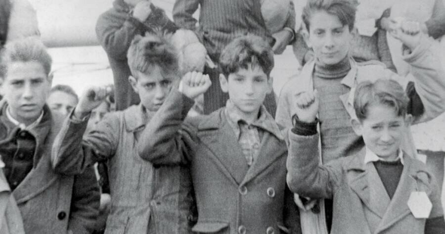 Испанские дети в СССР с приветственным жестом Рот Фронт (фото из интернета)