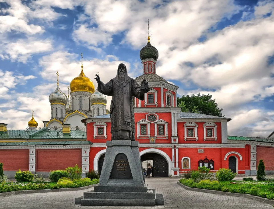 Памятник Святителю Алексию Митрополиту Московскому (1293-1378) установили в 2011 году перед входом в монастырь.