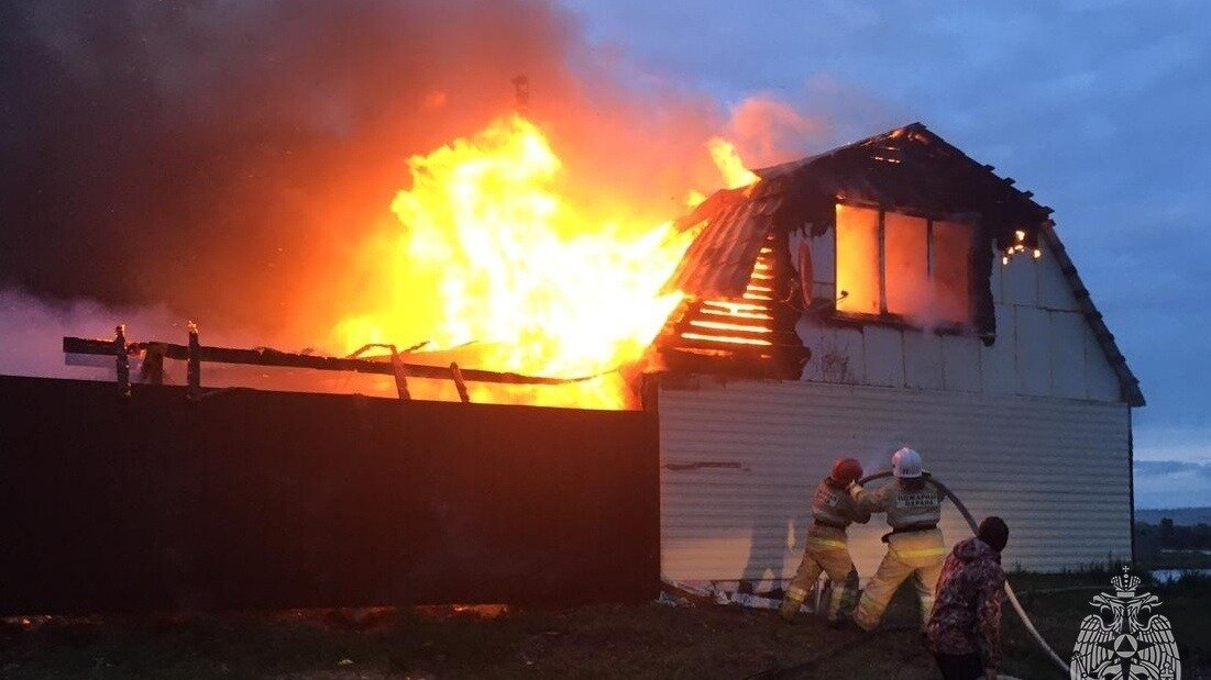     В Хакасии сначала года зарегистрировали 998 пожаров. Только за эти выходные спасатели потушили 15 возгораний.