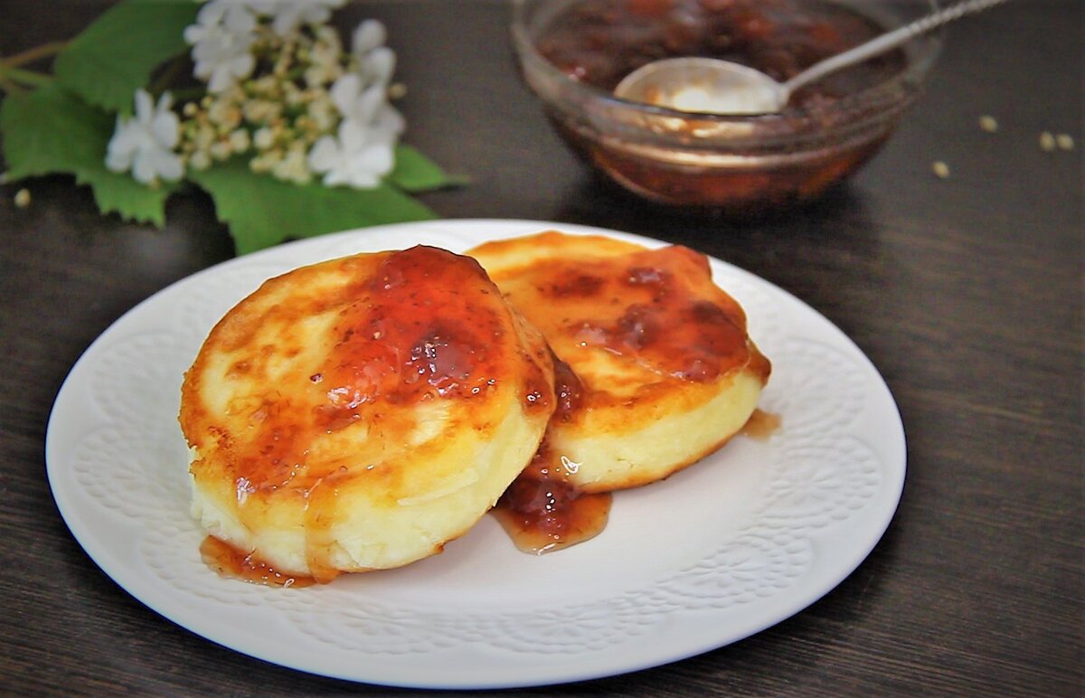 Пышные сырники с манкой на сковороде