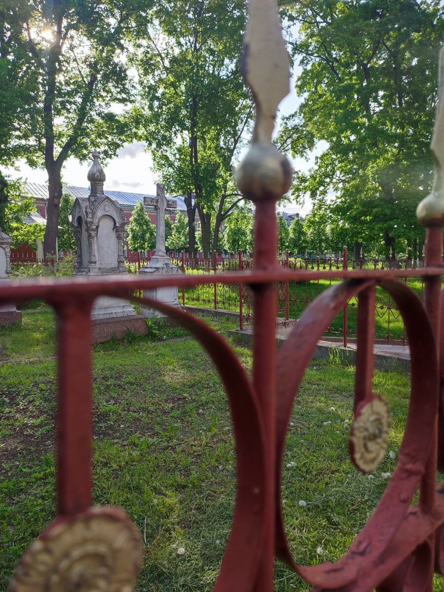 Это уже Донское кладбище. Там действительно очень спокойно. Все, как мы любим. 