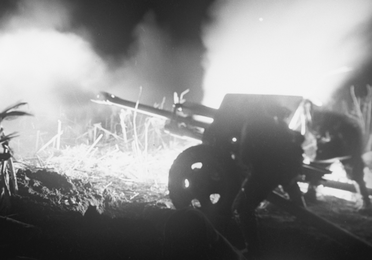 Преднамеренно поставил ночной снинмок. Думаю, любой советский (особенно советский) человек узнает силуэт легендарной ЗИС-3.