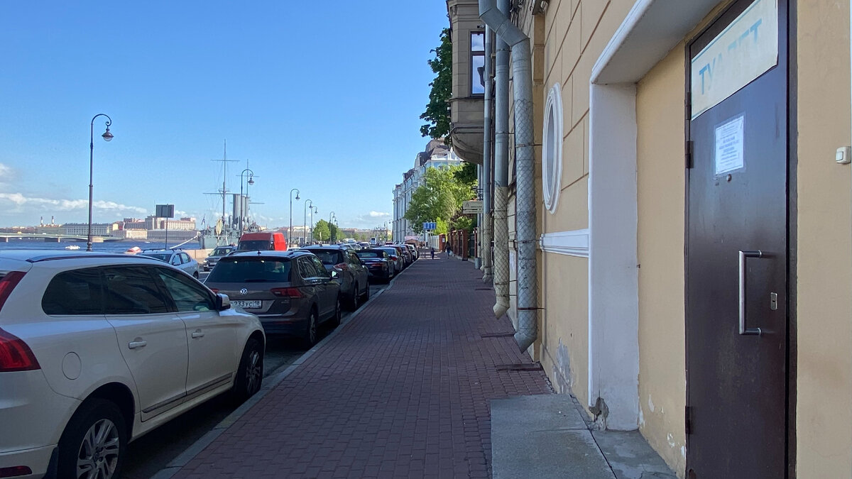Приглядитесь. Чуть левее центра фотографии - трубы Авроры. Фото автора.
