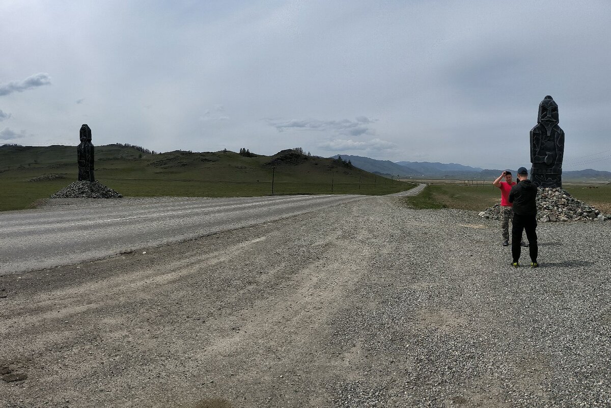 У "ног" каждого изваяния - насыпь из камней