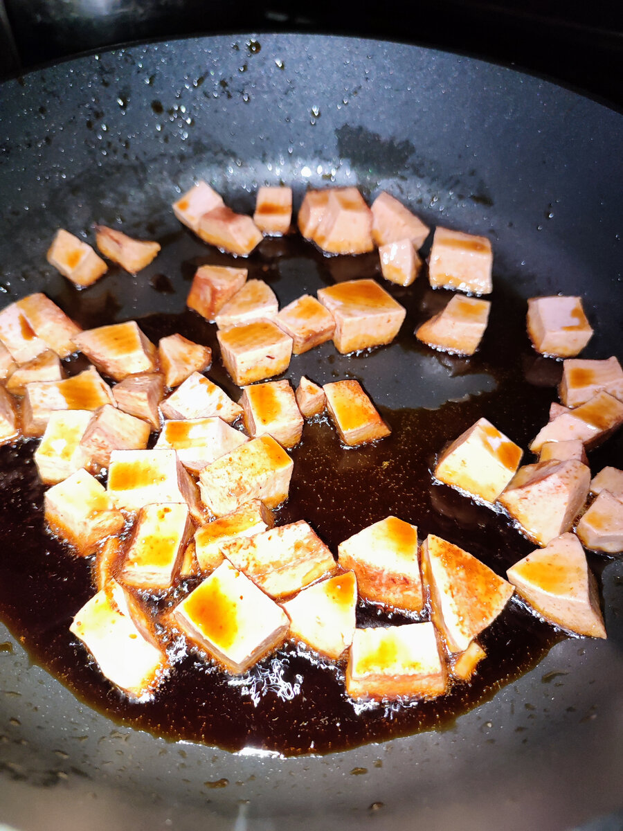 Масло "Зигирь" . Обжариваем колбаску.