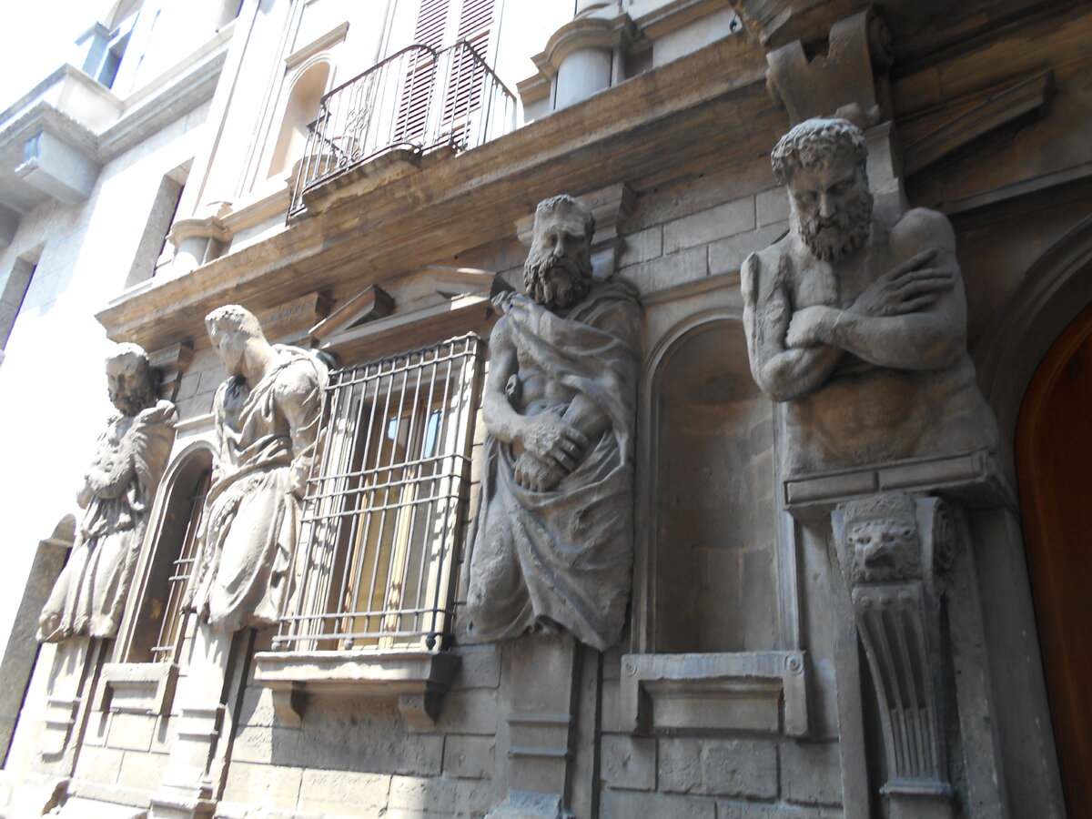 Любопытный уголок Милана. "Дом с атлантами" и Золотой диск. | Я тут ...