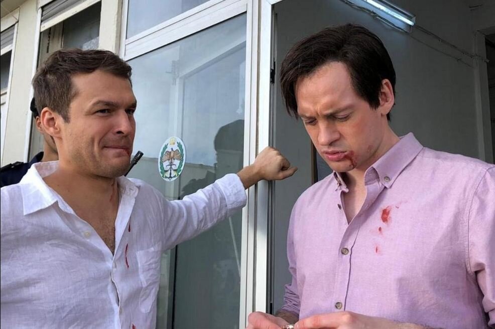 Олег (Михаил Гаврилов-Третьяков) и ПЕтя (Александр Соколовский) у порога тюрьмы. Источник фото: https://www.kino-teatr.ru/kino/movie/ros/123436/foto/1414545