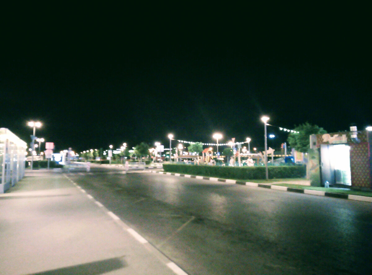 На остановке у торгового центра всё ещё надеюсь что приедет маршрутка)))