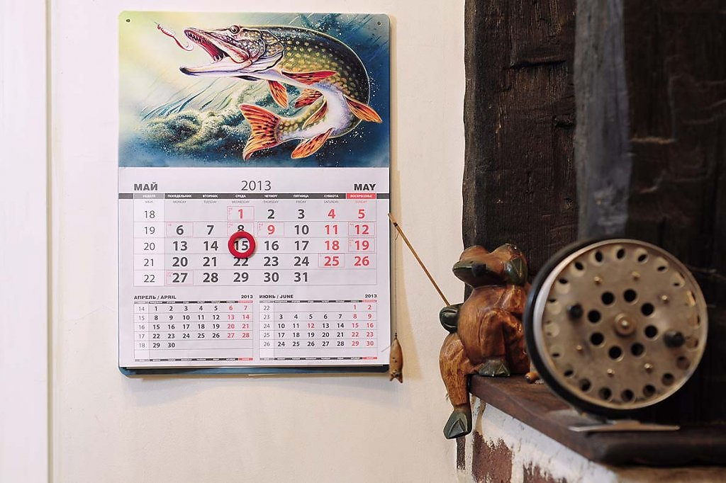 Календарь купить на стену. Необычные настенные календари. Календарь на стене. Стильный настенный календарь. Календарь настенный висит на стене.