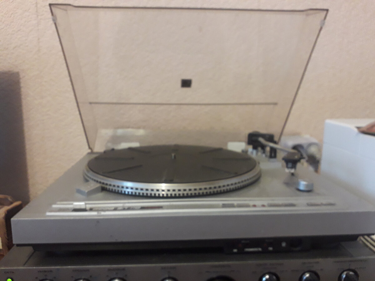 Рис. 1. Проигрыватель виниловых дисков Вега 110 Стерео