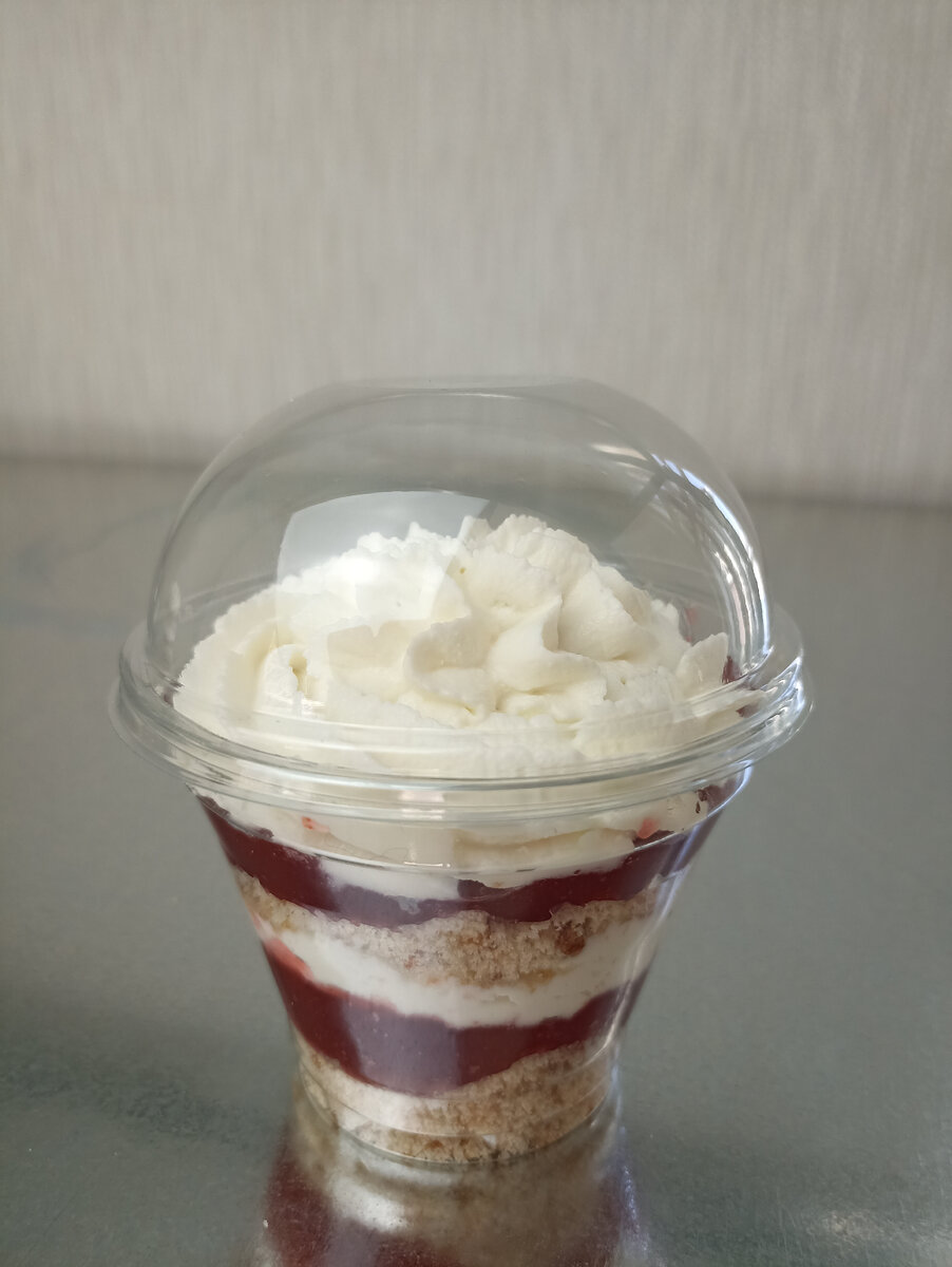 Трайфл с бисквитной крошкой и клубничным джемом