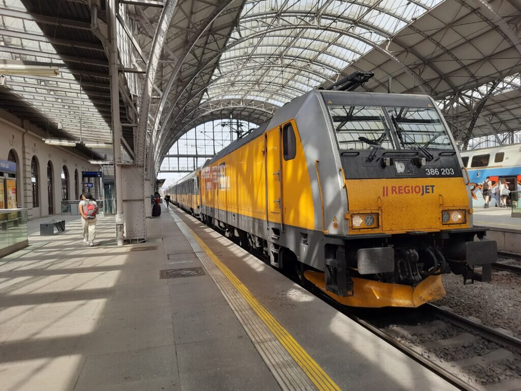 Поезд перевозчика RegioJet сообщением Будапешт – Прага
