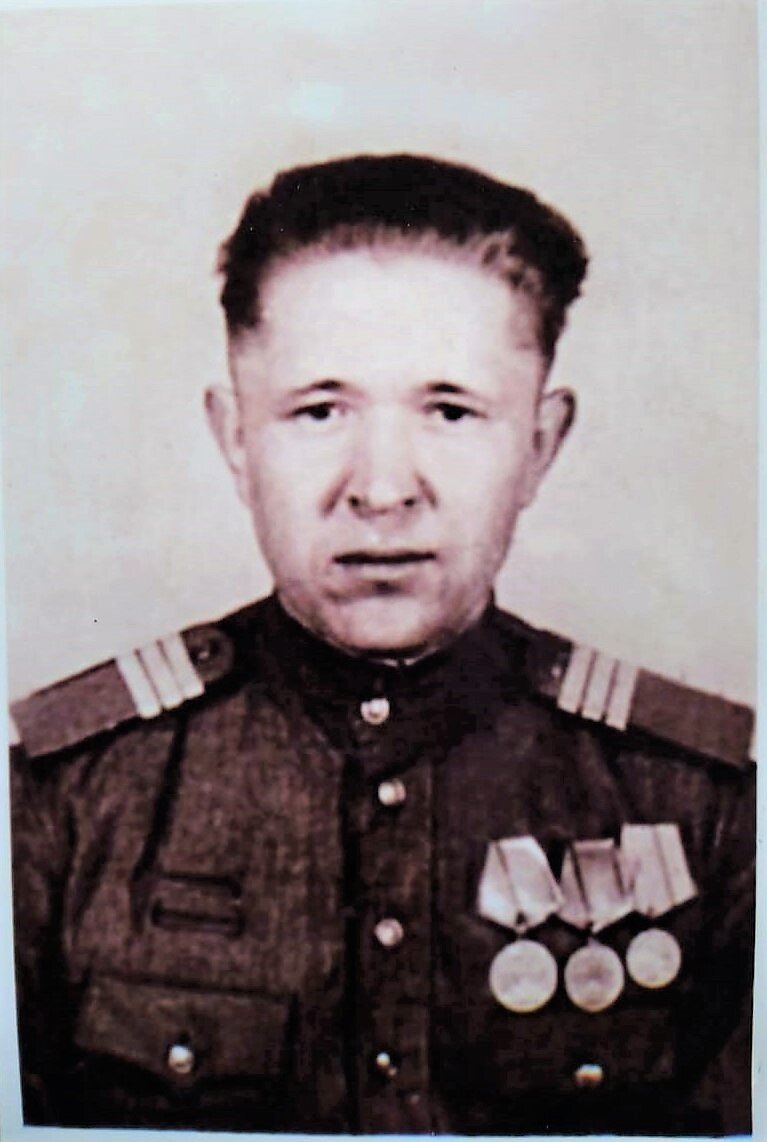 Татарников Николай Понтелемонович, фото 1942г  здесь моему деду 24года.