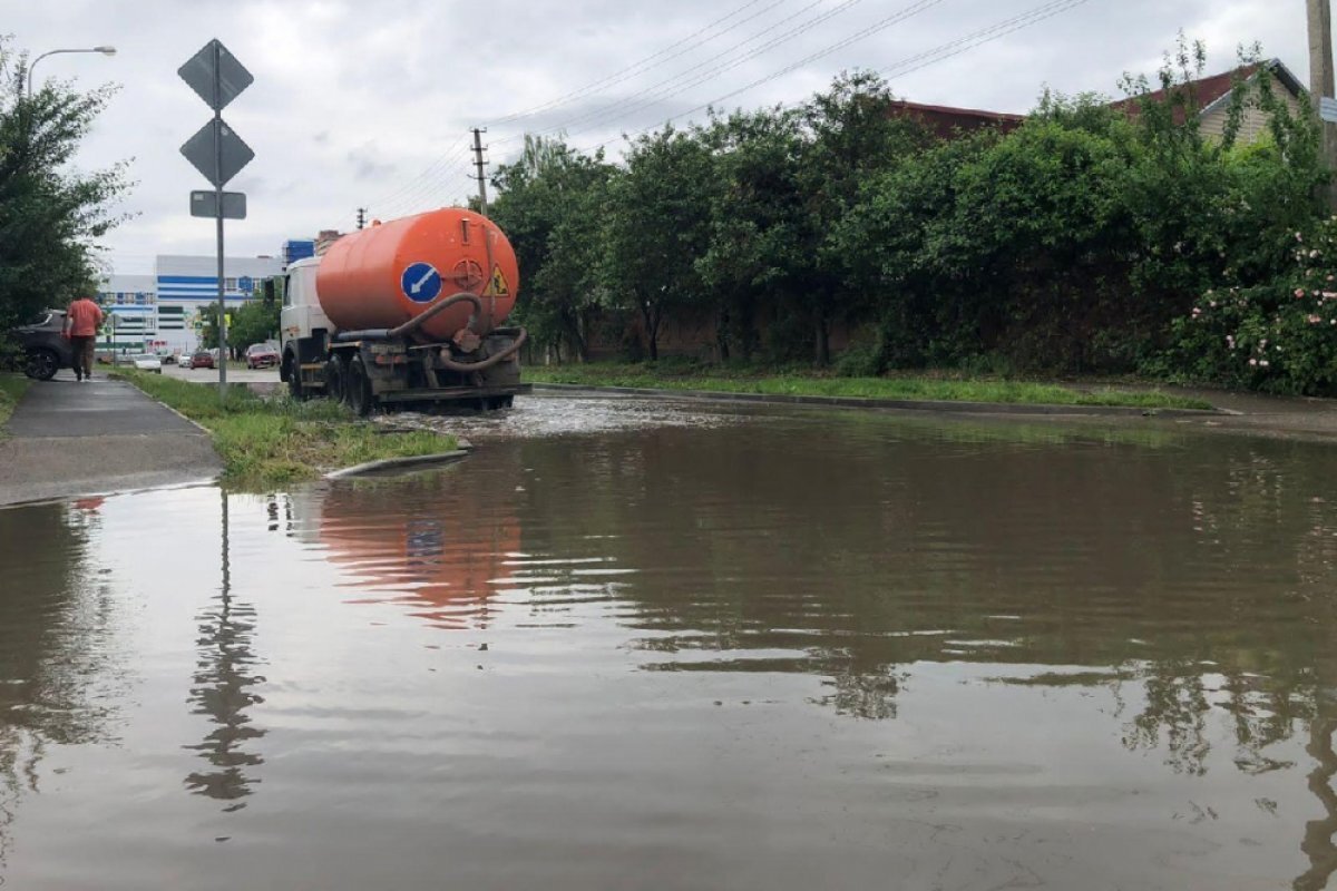    На Кубани из-за подъема уровня воды в реке размыло мостовые переходы