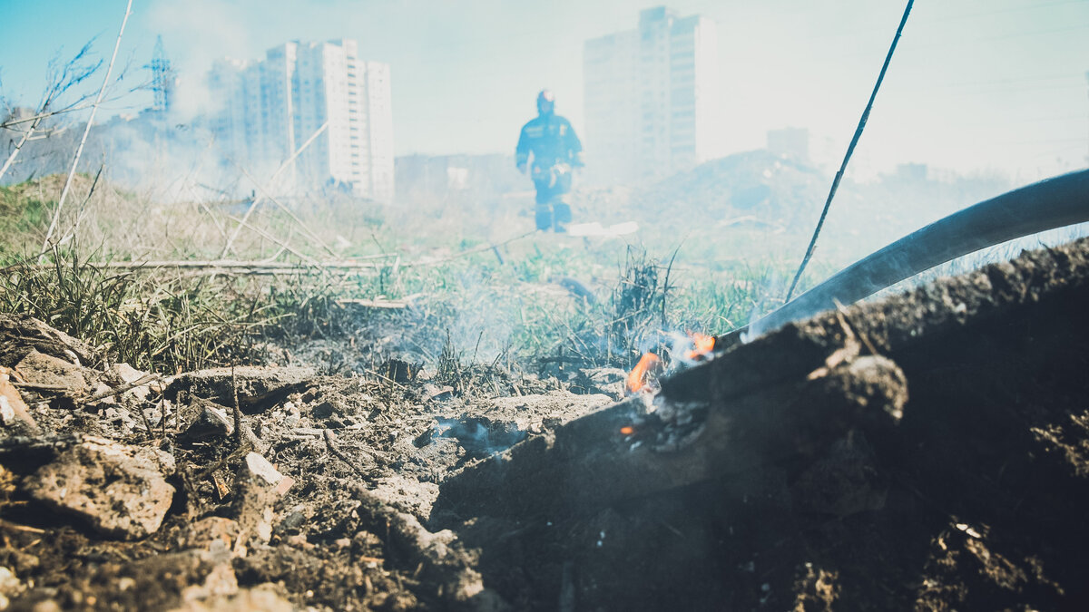     Возгорание случилось на минувших выходных, однако задымление все еще присутствует.