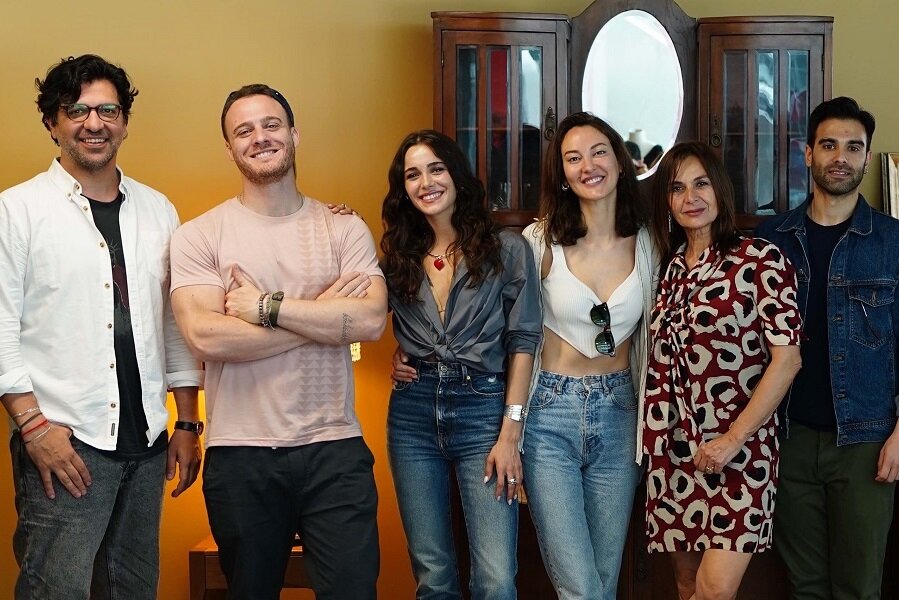 Керем Бурсин и Хафсанур Санцактутан на читању сценарија