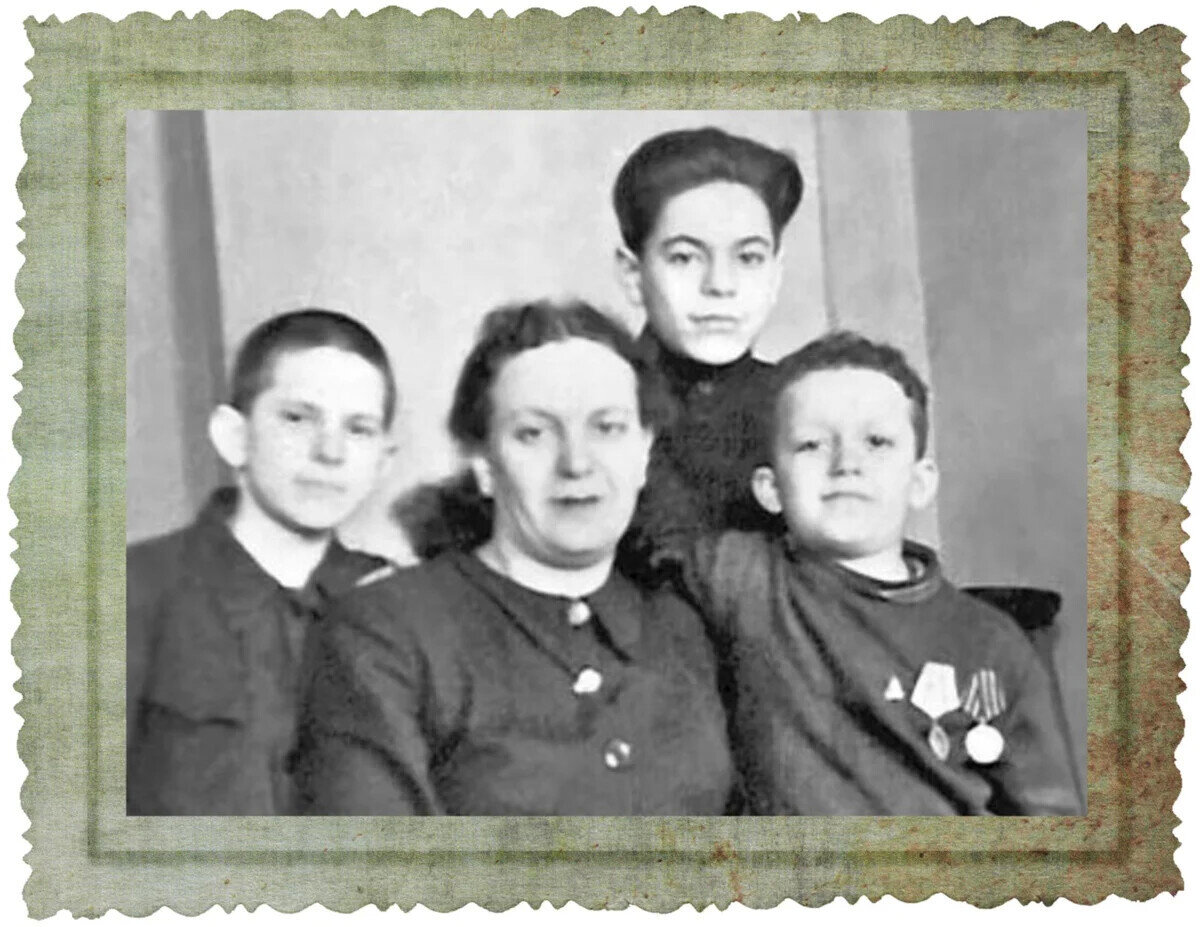 Иосиф Кобзон с мамой и братьями