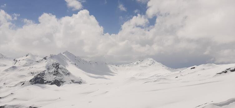    Облака причёсывают макушку горы. Май 2023 г.  Фото: Владимир Голубков, личный архив