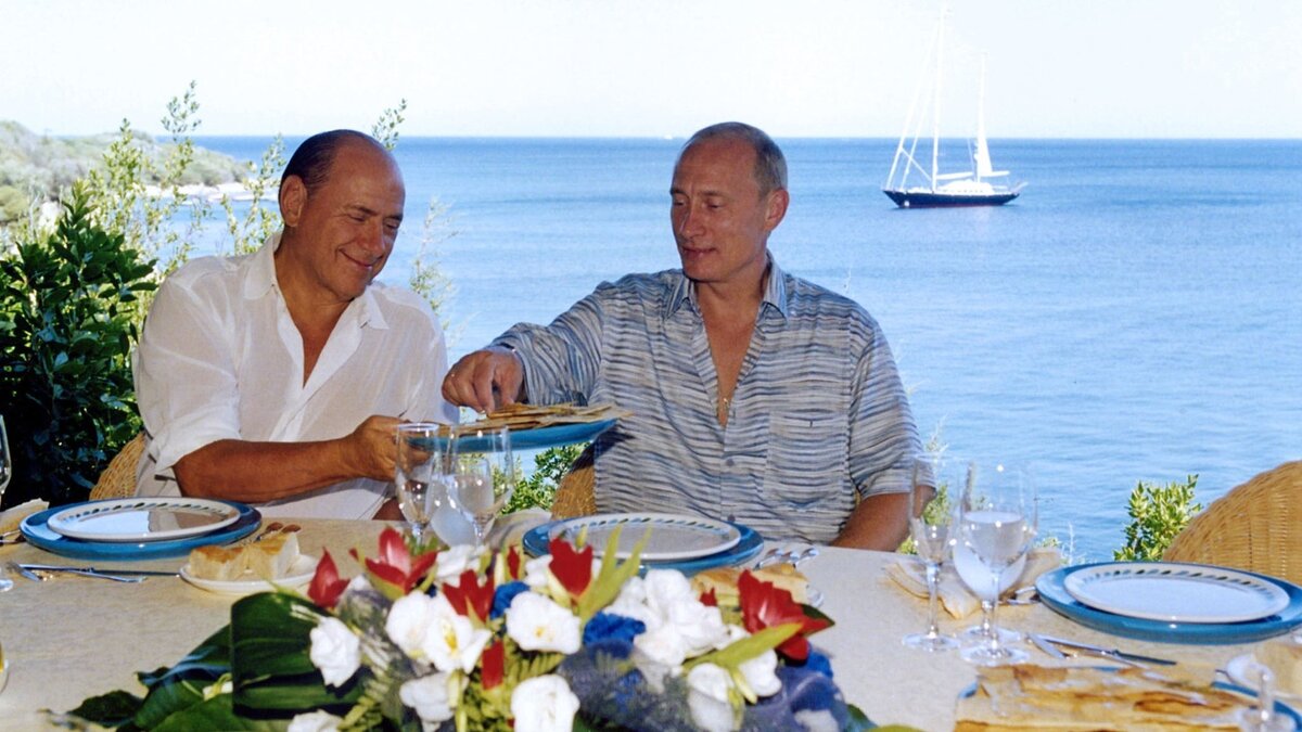 Владимир Путин и Сильвио Берлускони на отдыхе на Сардинии в 2003 году. Фото: FT