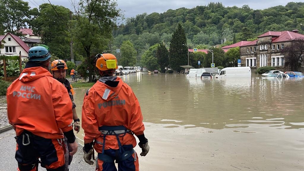 В Сочи под воду ушли дороги и машины