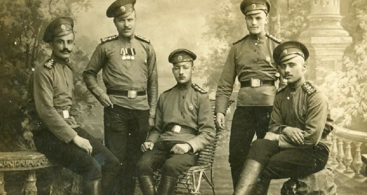 Офицер марковец. Советский офицер. Офицеры в цвете кадр. Дроздовцы марковцы корниловцы. Курсанты военных училищ ссср.