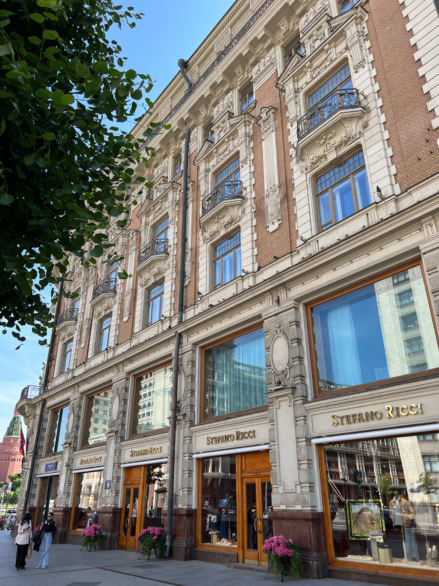 Здание гостиницы с Тверской улицы