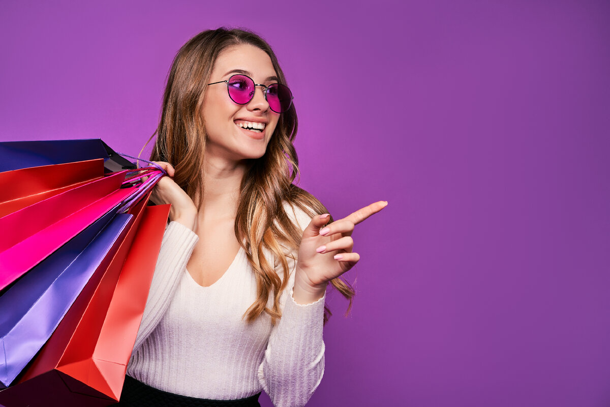 https://www.freepik.com/free-photo/beautiful-smiling-young-blonde-woman-pointing-sunglasses-holding-shopping-bags-credit-card-pink-wall_18133458.htm#query=шопоголик&position=0&from_view=search&track=ais