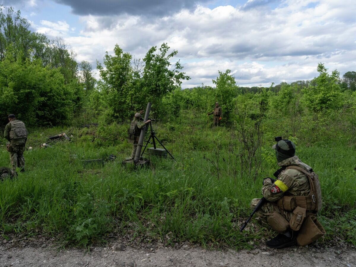    Украинские военнослужащие совместно с иностранными наемниками ведут огонь из минометов в Харьковской области© AP Photo / Bernat Armangue