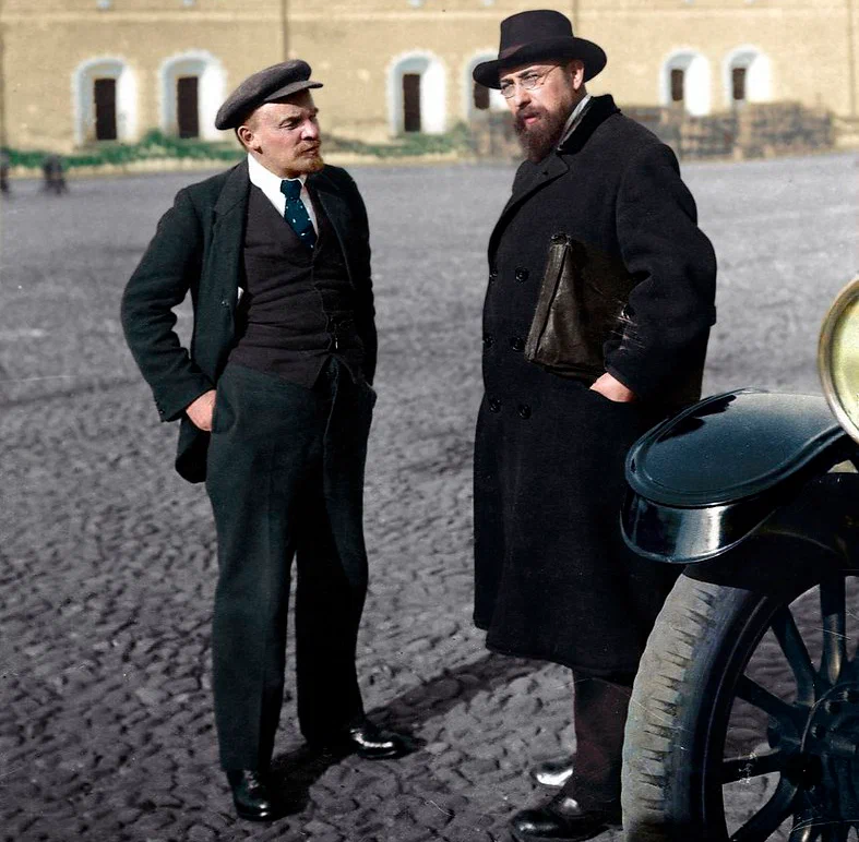 В.И. Ленин и В.Д. Бонч-Бруевич