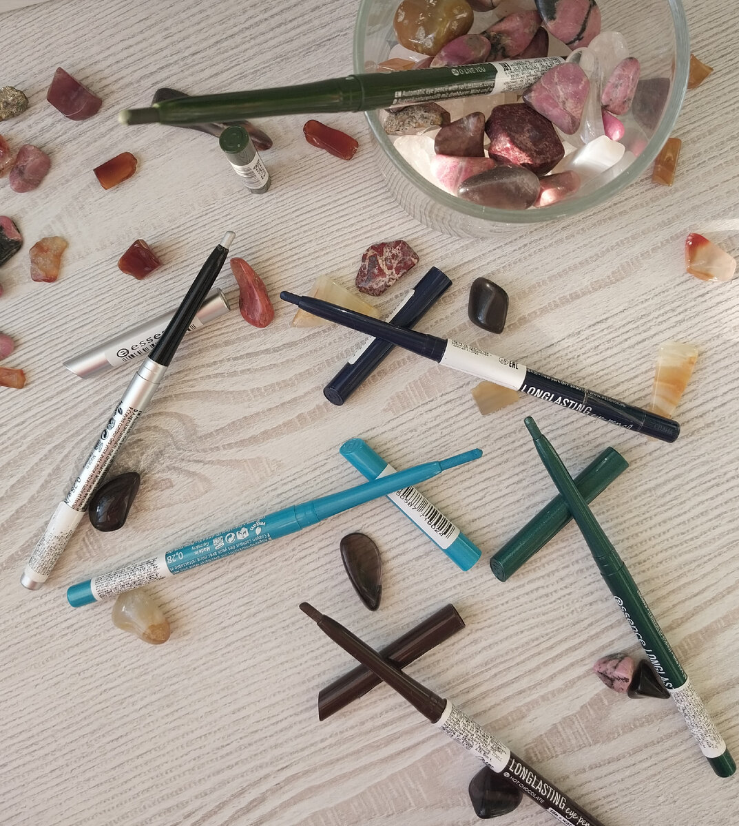 Карандаши для глаз Long lasting eye pencil: 02 – HOT CHOCOLATE, 05 – C'EST LA VIE!, 12 – I HAVE A GREEN, 17 – TU-TU-TURQUOISE,  26 – DEEP-SEA BABY, 36 – O-LIVE YOU 