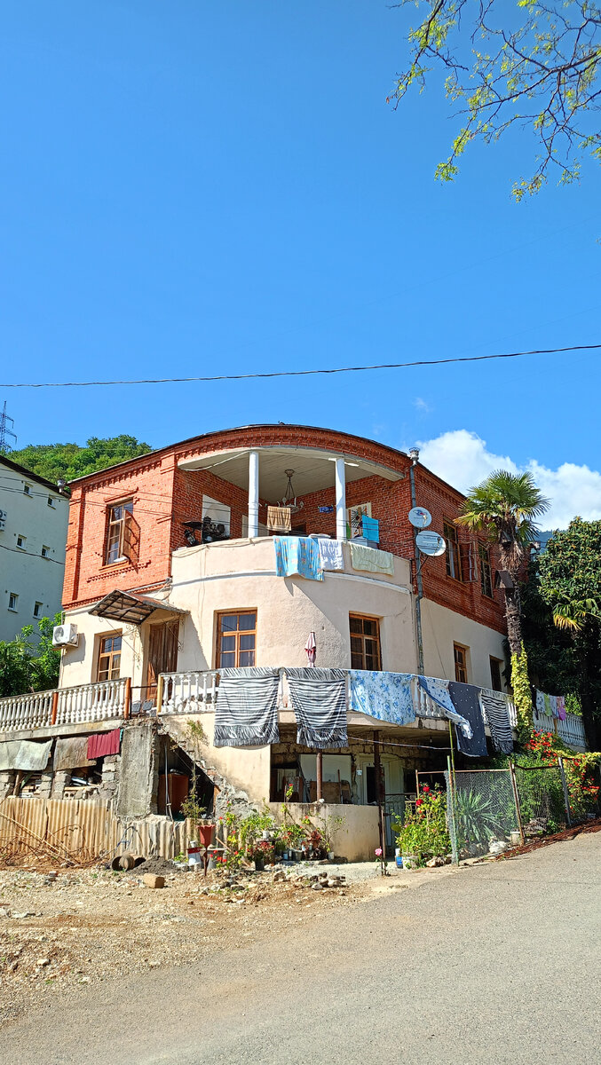 Вот этот дом, а за ним видно заднюю стену " Камилы". В этот раз я приехала и расстроилась, что перед домом этим садик из мушмулы вырубили. Что-то будут строить видимо