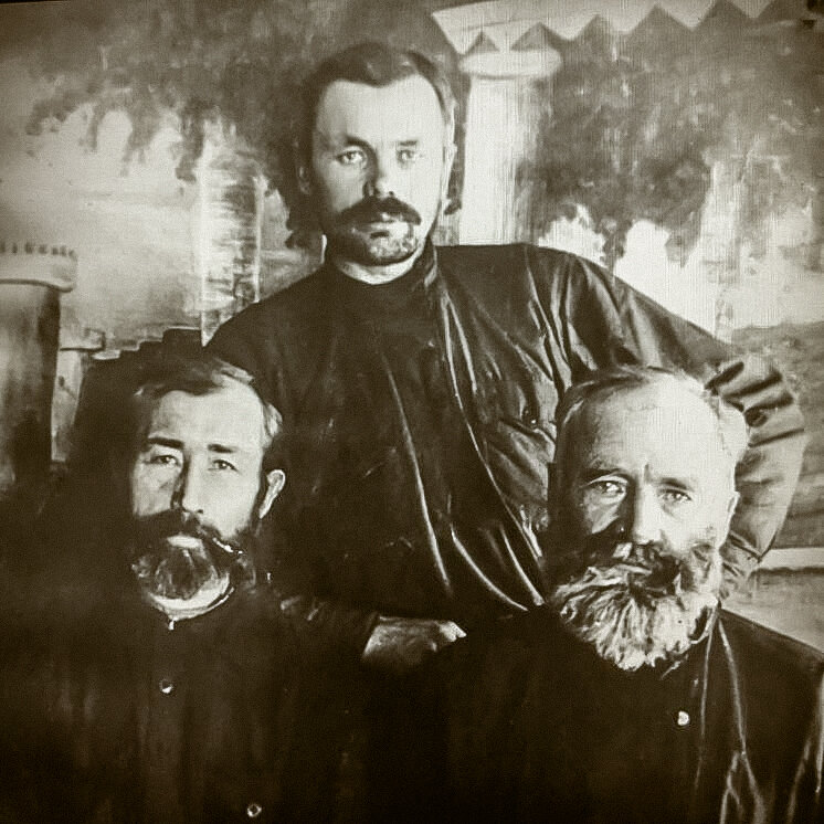 Сергей Иванович Зубров - в центре. Фото предоставлено внуком С.И. Скирда